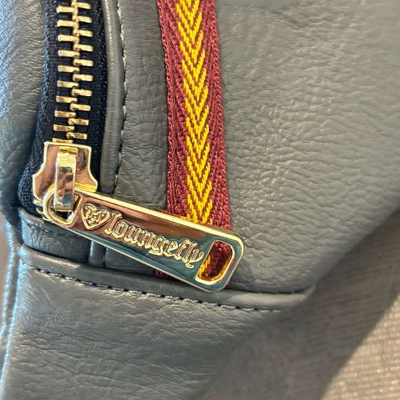 Like New Loungefly Harry Potter Gryffindor Waist Bag / Fanny Pack - Picture 5 of 6